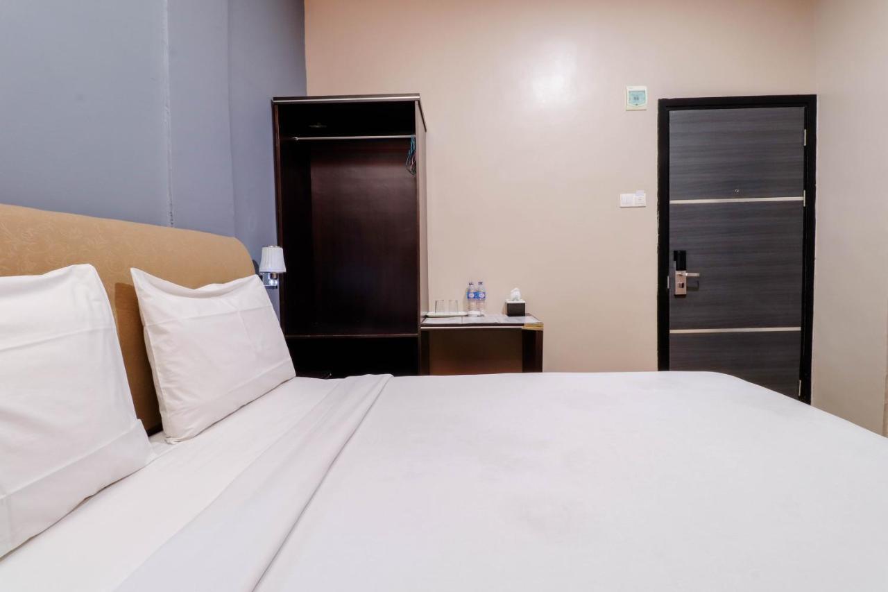 Hotel Blitz Batam Esterno foto