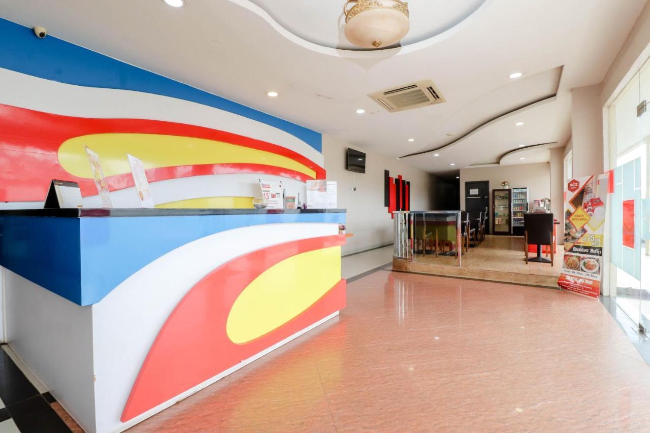 Hotel Blitz Batam Esterno foto