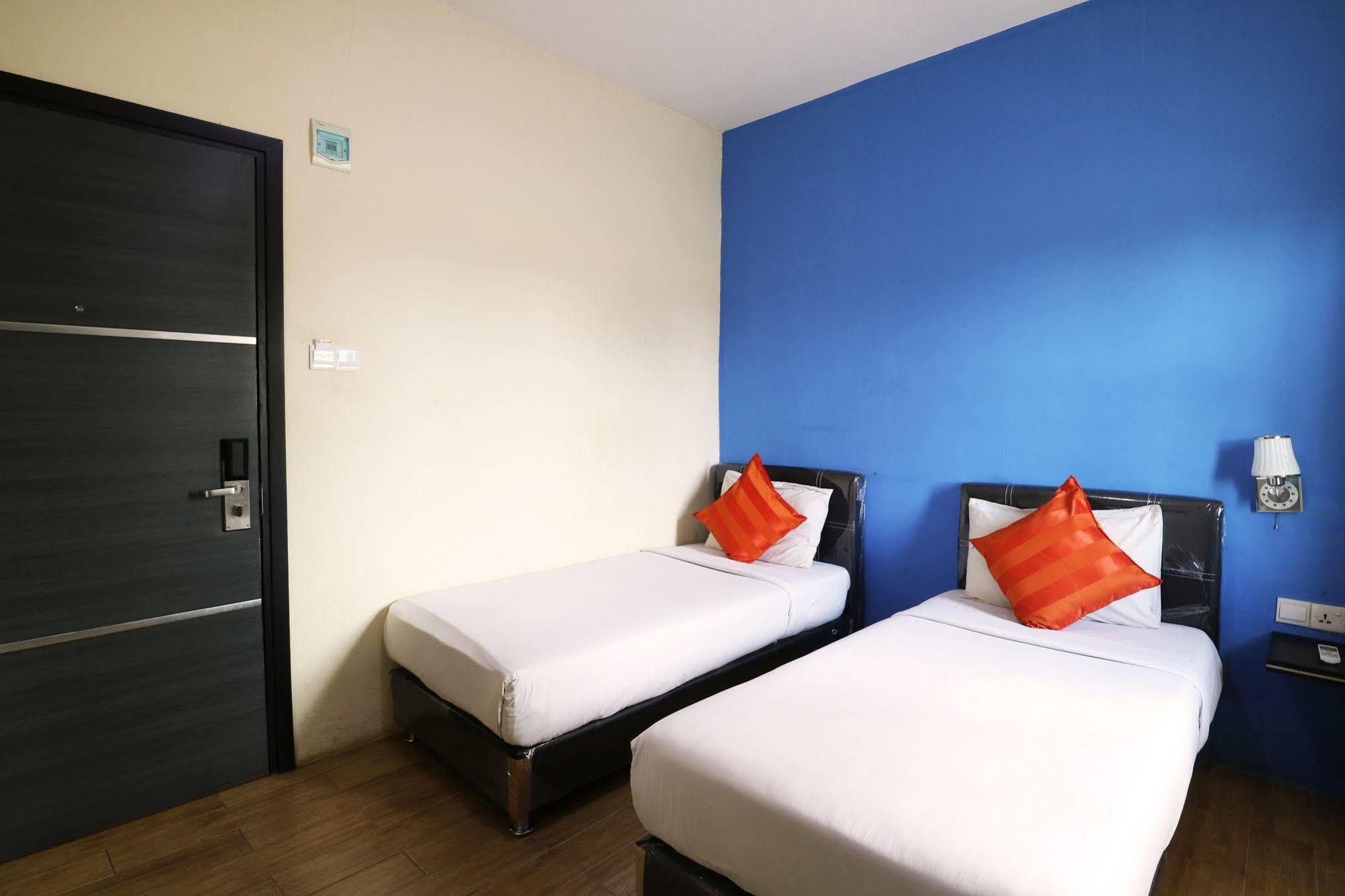 Hotel Blitz Batam Esterno foto