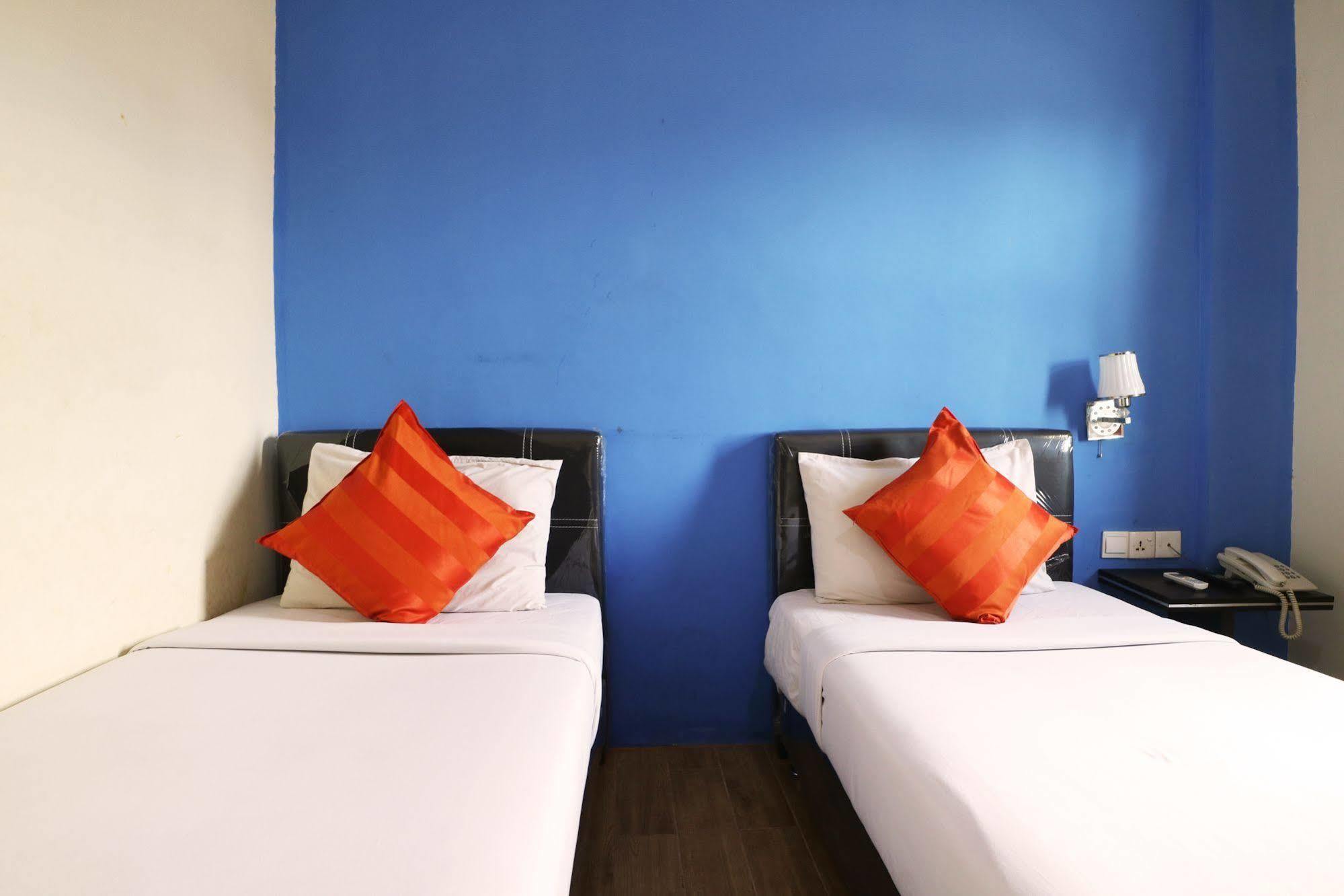 Hotel Blitz Batam Esterno foto