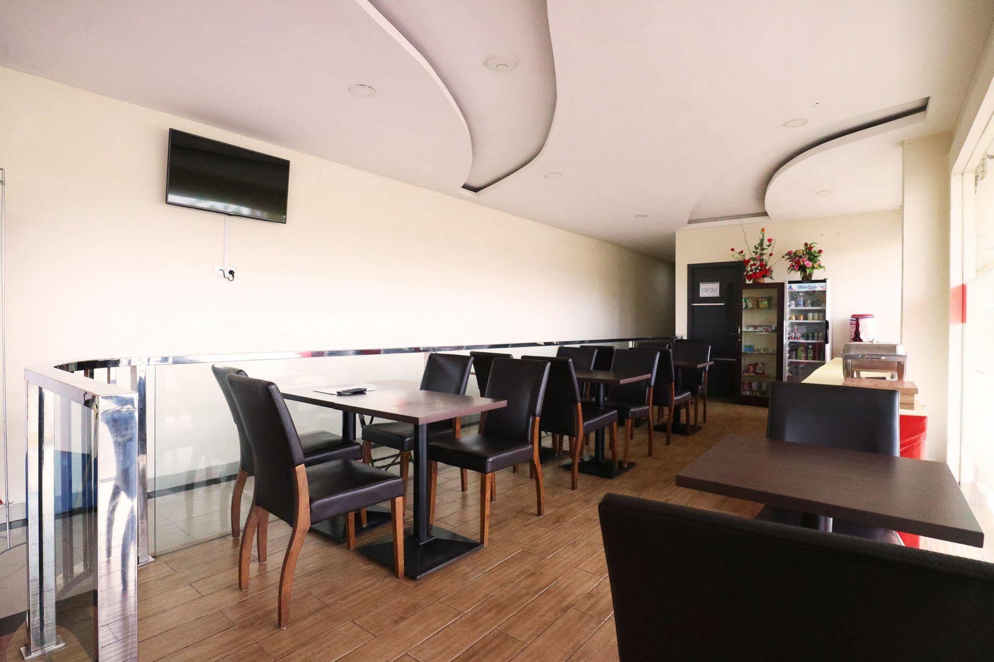 Hotel Blitz Batam Esterno foto