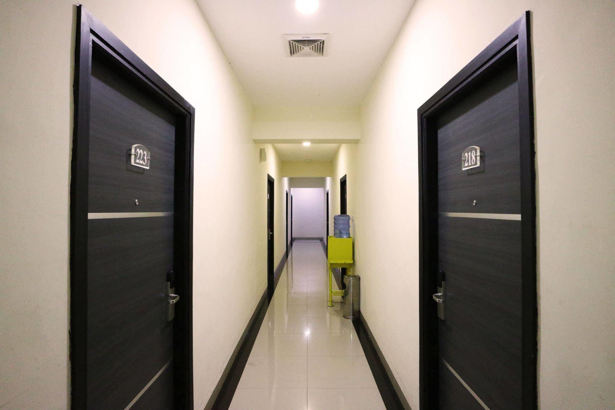 Hotel Blitz Batam Esterno foto