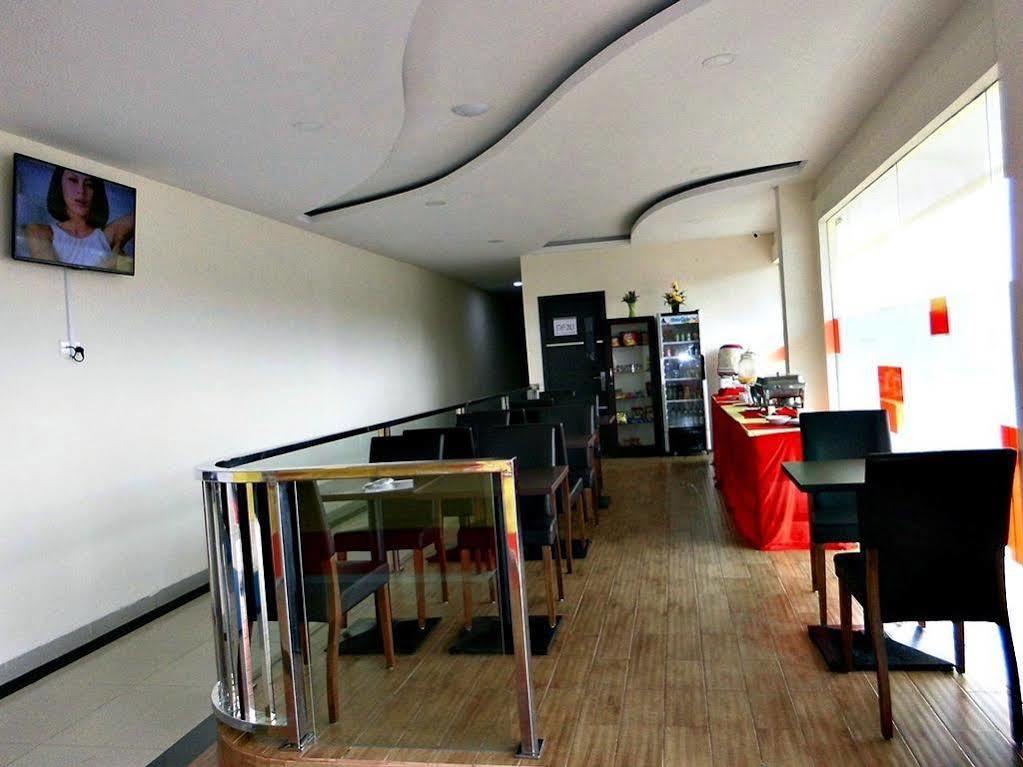 Hotel Blitz Batam Esterno foto
