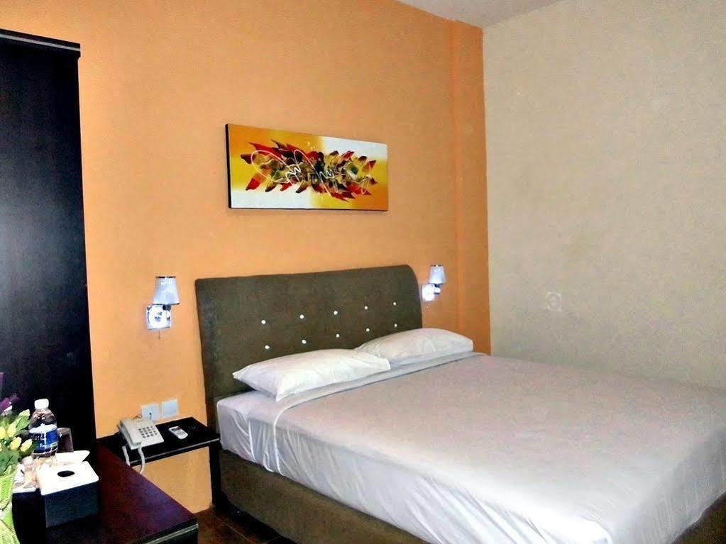 Hotel Blitz Batam Esterno foto