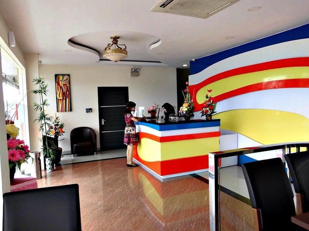 Hotel Blitz Batam Esterno foto