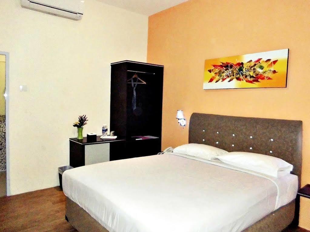 Hotel Blitz Batam Esterno foto