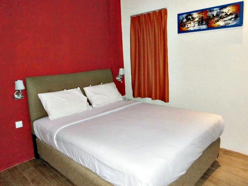 Hotel Blitz Batam Esterno foto